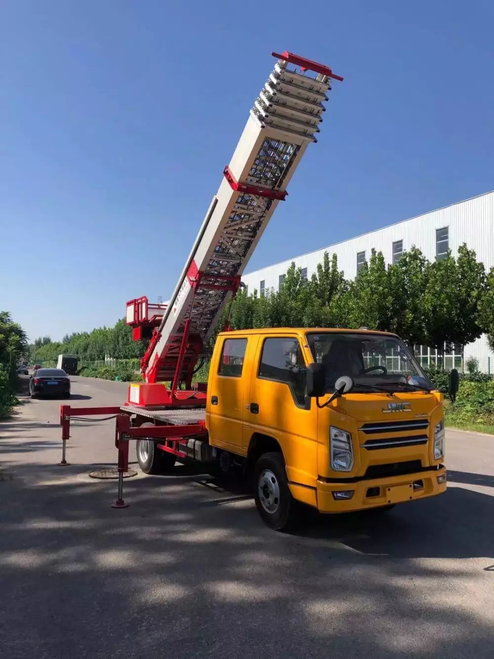 高明附近的云梯车出租服务：轻松解决高空作业需求