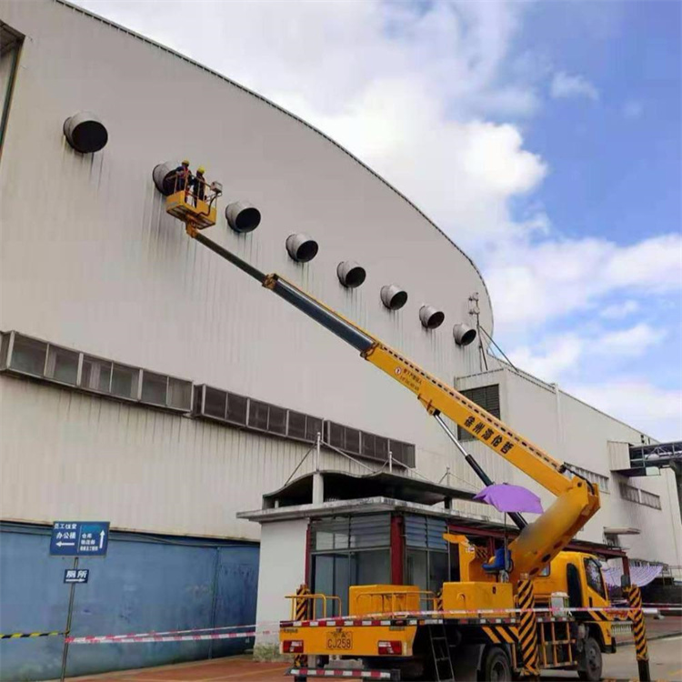 高明高空作业车出租服务：专业广告牌安装解决方案